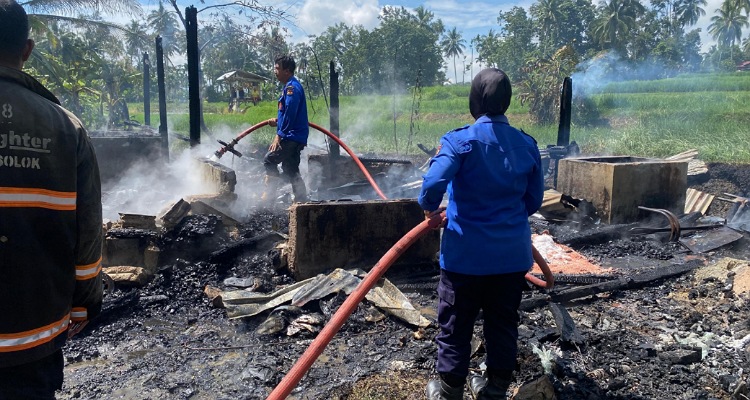 Kebakaran melanda satu unit rumah milik warga di Banda Pandung, RT 002/RW 003, Kelurahan Tanah Garam, Kecamatan Lubuk Sikarah, Kota Solok, pada Selasa pagi (31/3/2026)