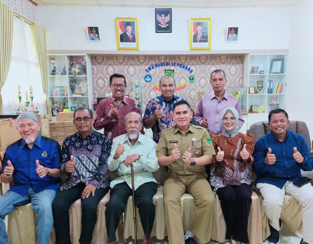 Kepala Sekolah Dr. Ikhwansyah, S.Kom., M.Kom bersama Ketua Komite Drs. Darmadi dan jajaran.(Foto: H. Parjiga)