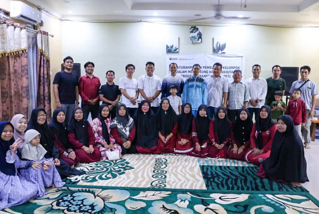 Tim PTBA bersama kelompok binaan saat kegiatan Energizing AKHLAK dalam upaya transformasi PETI menjadi usaha produktif.(Foto: Corcom PTBA)
