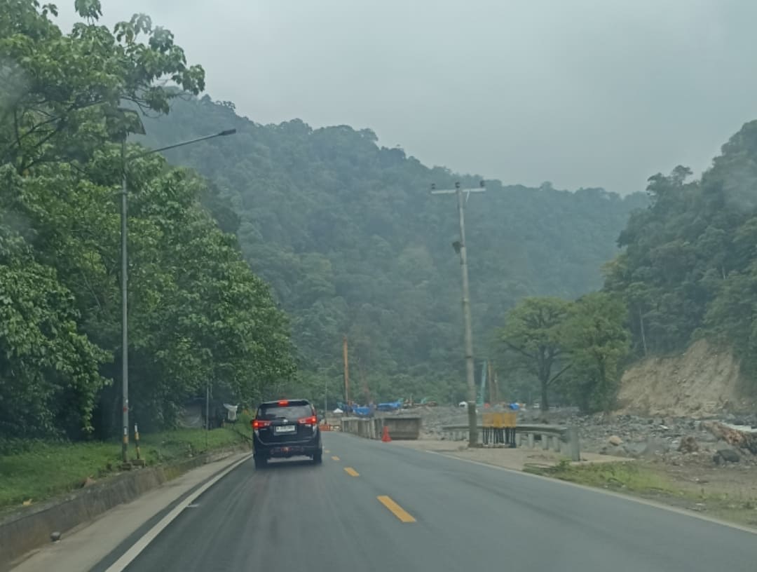 Jalur Lembah Anai kembali dibuka 24 jam untuk kendaraan roda dua, roda empat, dan mobil pengangkut BBM.(Foto: Dok. Heri Sugiarto/ Padek)