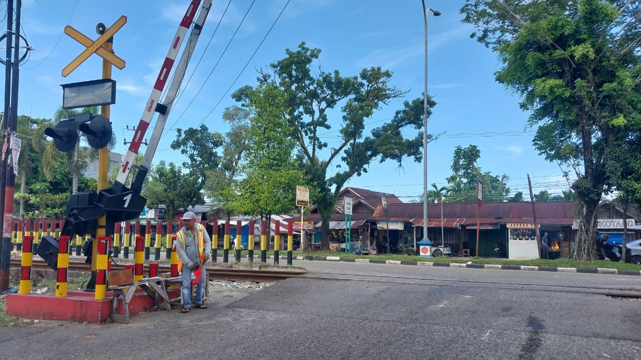 Salah satu palang pintu rel kereta api yang rusak di kawasan Lubukbuaya, Padang, Selasa (31/3/2026).