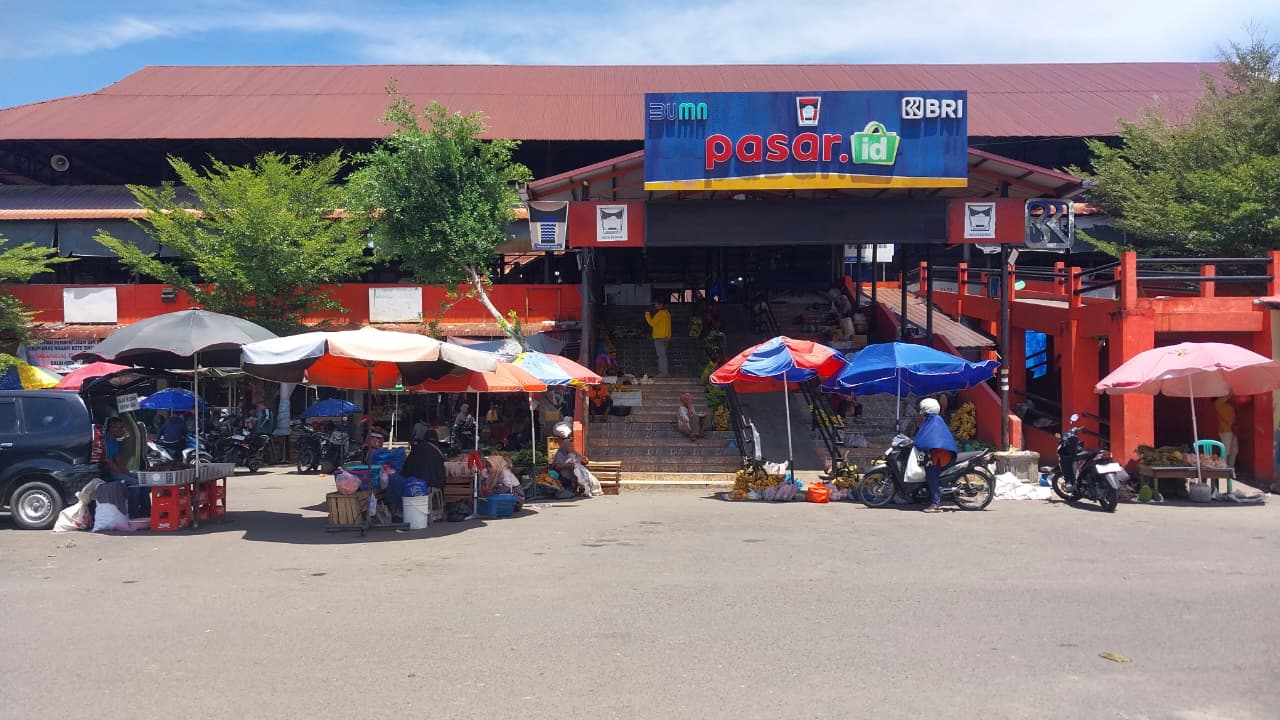 Suasana Pasar Lubukbuaya yang sepi pascalebaran, Selasa (31/3/2026).