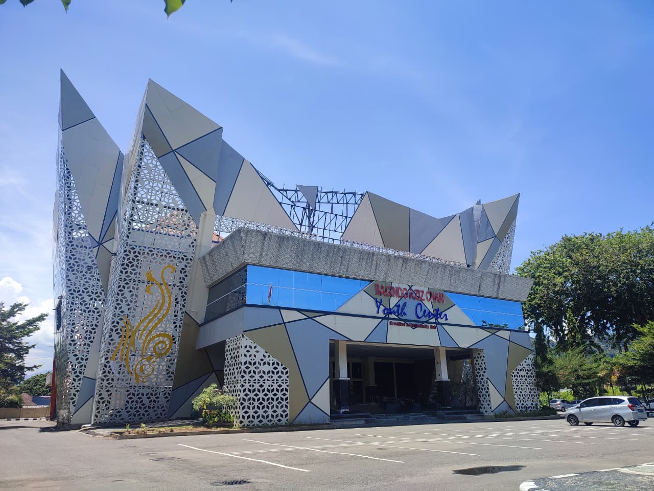 Kondisi terkini di halaman Gedung Padang Youth Center usai libur Lebaran, Senin (30/3).