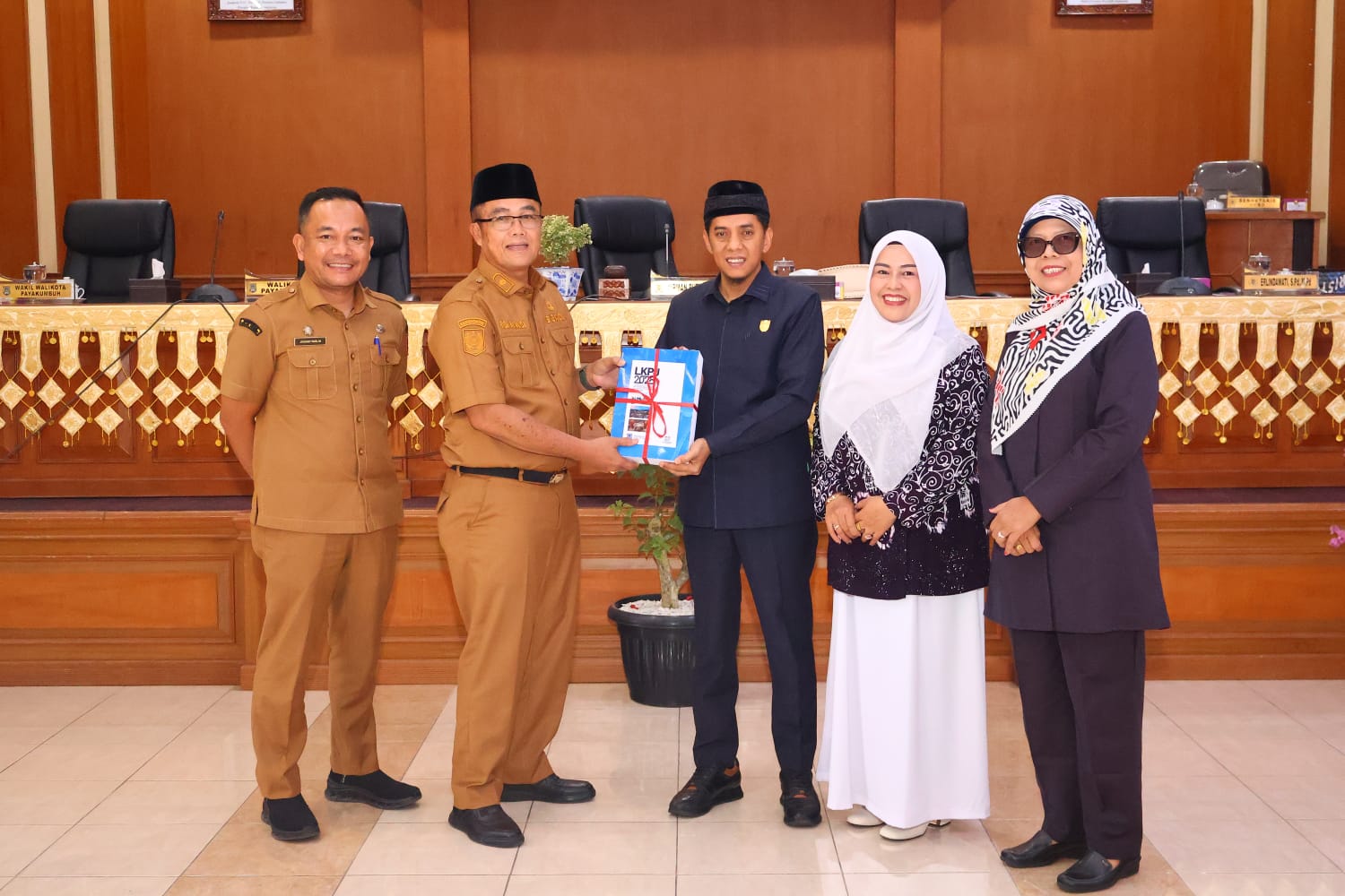 Sekretaris Daerah Rida Ananda menyerahkan Nota Penjelasan LKPj Tahun Anggaran 2025 dalam rapat paripurna DPRD Kota Payakumbuh, Selasa (31/03/2026).