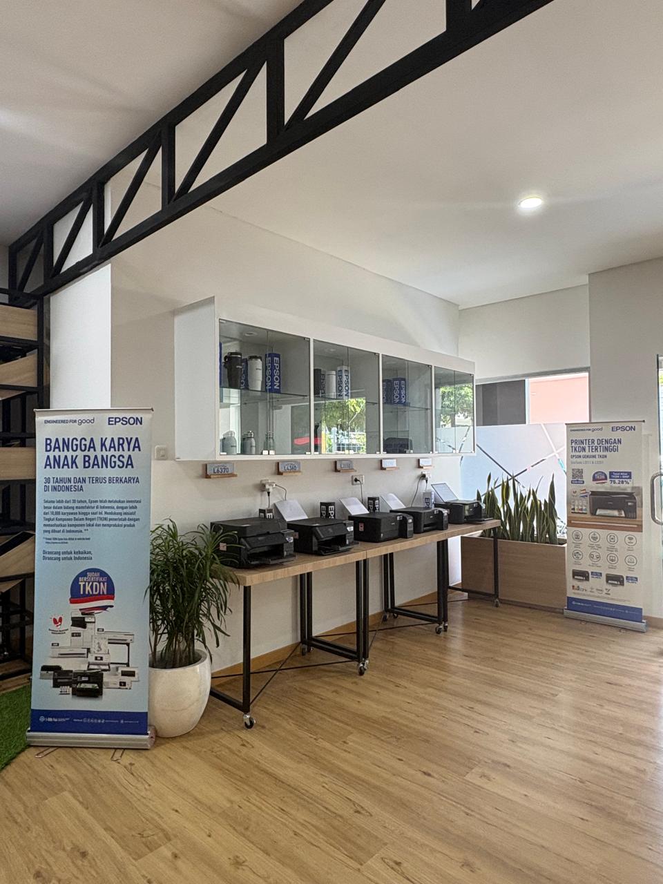 Epson Indonesia resmikan Solution Center Surabaya untuk dukung bisnis Jawa Timur lewat solusi teknologi, demo produk, dan konsultasi profesional terintegrasi.