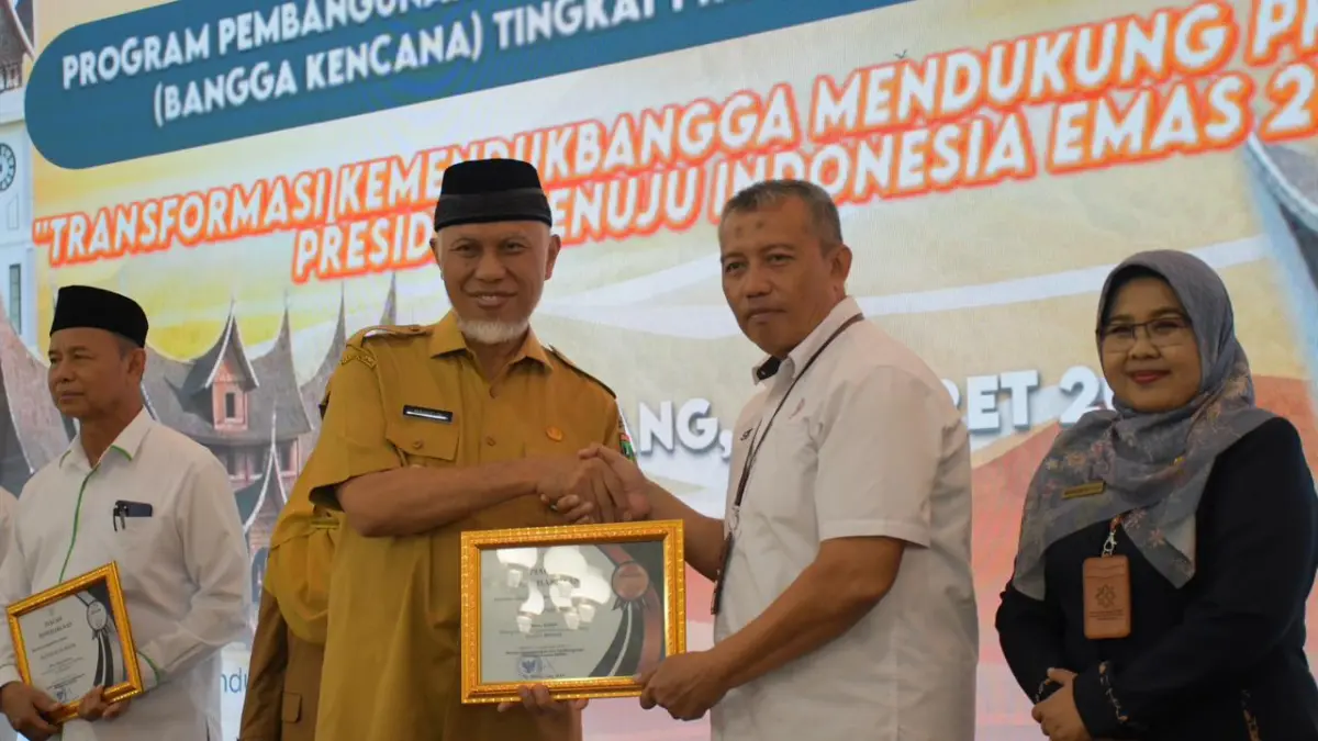 Kepala Perwakilan BKKBN Provinsi Sumbar, Mardalena Wati Yulia (kanan), menyampaikan apresiasi kepada PT Semen Padang atas konsistensinya mendukung program Kemendukbangga/BKKBN, khususnya dalam percepatan penurunan stunting.