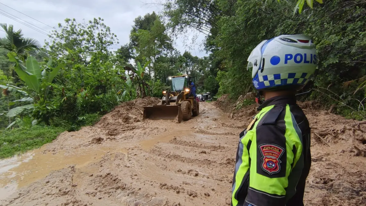 Longsor di jalur Bukittinggi-Pasaman via Palupuh Rabu pagi tutup akses jalan, polisi terapkan sistem buka tutup untuk atur lalu lintas.