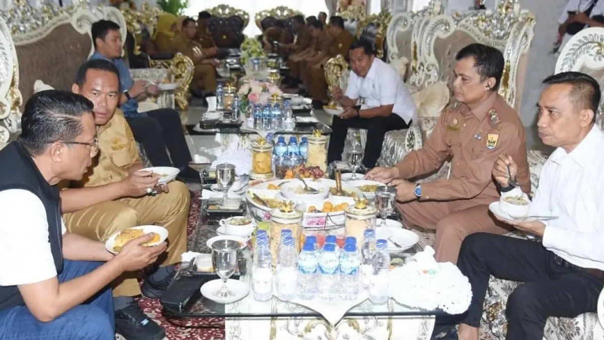 Menkum Supratman Andi Agtas puji kuliner Pariaman, terutama Gulai Tunjang yang disebut “mak nyuss” saat kunjungan ke rumah dinas Wali Kota.