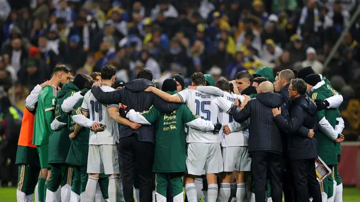 Para pemain Timnas Italia usai gagal lolos Piala Dunia 2026 di Stadion Bilino Polje, Zenica, setelah kalah adu penalti 1-4 dari Bosnia dan Herzegovina. (Foto: UEFA.com)
