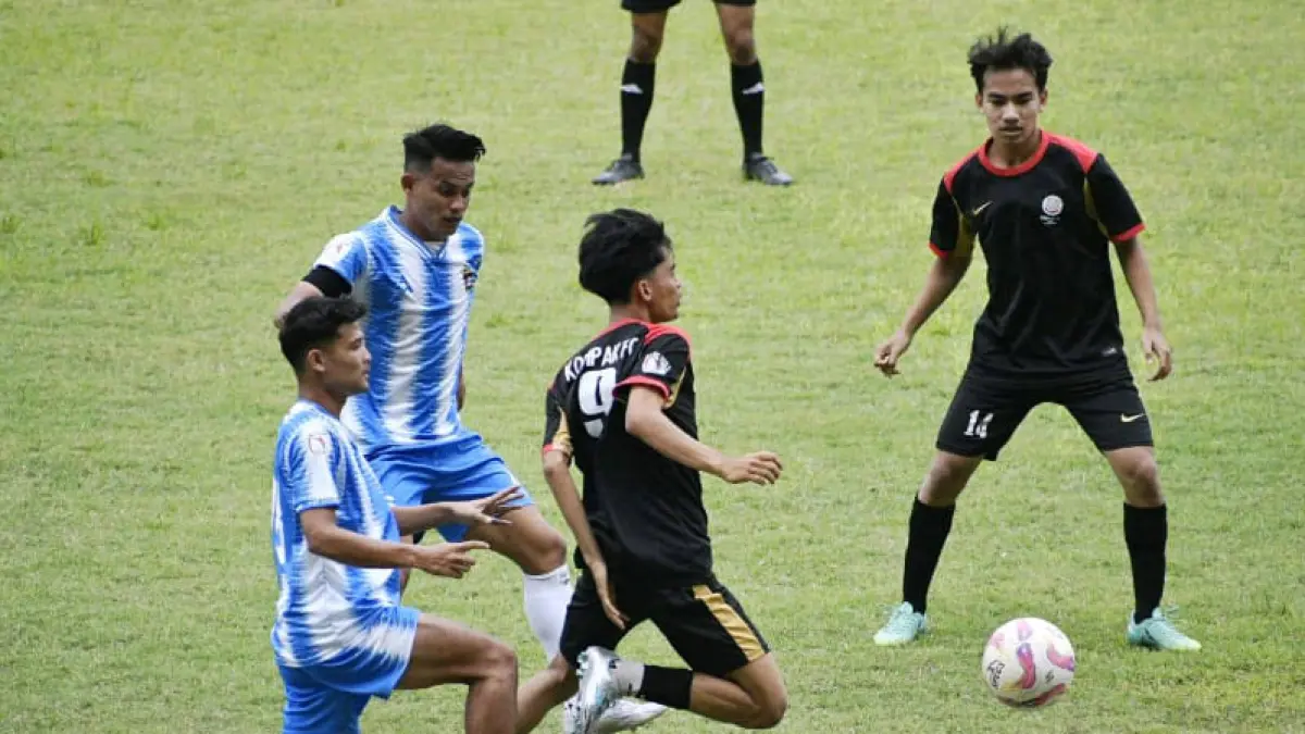 Pemain PSP Padang dan Kompak FC Kampung Pisang terlibat pertandingan sengit pada semifinal leg II Liga 4 Sumbar 2026 di Stadion Utama Sumatera Barat, Lubuk Alung, Selasa (31/3/2026).(Foto: Kominfo Padang)