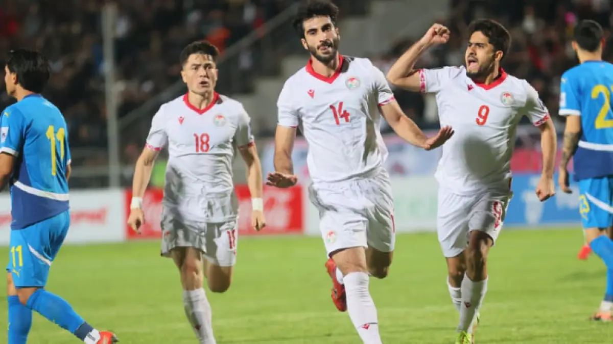 Pemain Tim Nasional Tajikistan merayakan hasil imbang yang memastikan mereka finis sebagai juara Grup A dan lolos ke Piala Asia 2027 di Arab Saudi.(Foto: AFC)