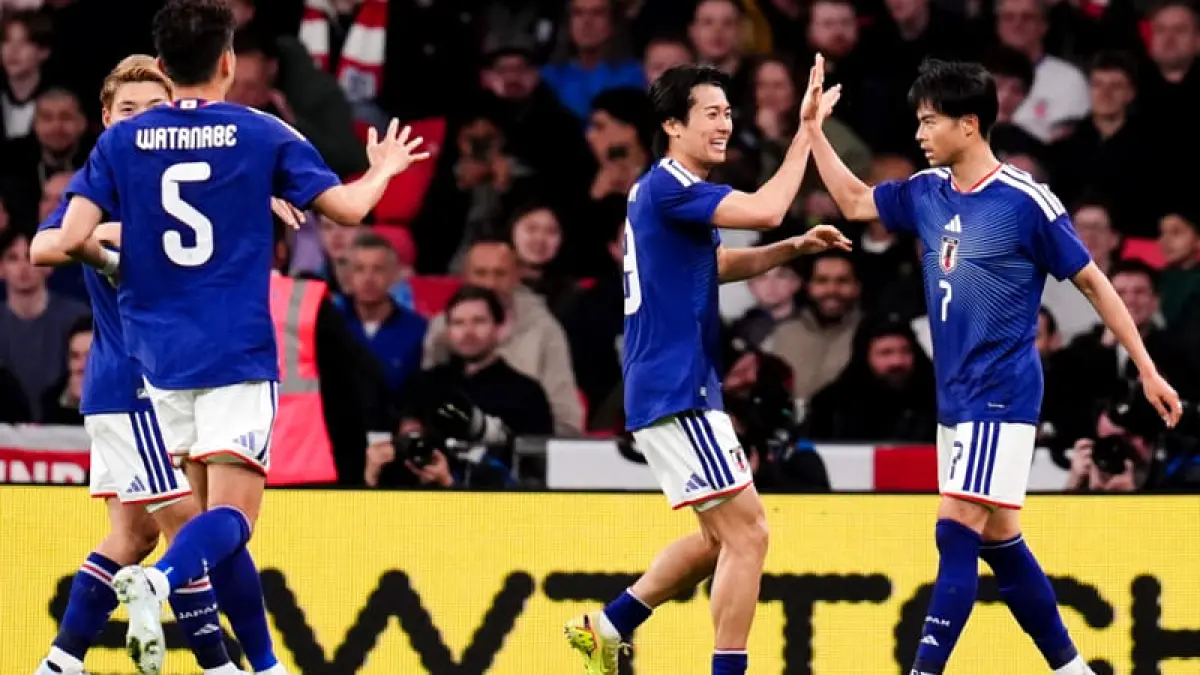 Penyerang sayap Jepang, Kaoru Mitoma selebrasi usai membobol gawang Inggris pada menit ke-23 dalam laga persahabatan di Stadion Wembley, London, Rabu (1/4/2026).(Foto: skysports.com)