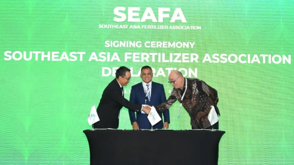 Direktur Utama Rahmad Pribadi bersama perwakilan Petronas Chemicals Group dan Brunei Fertilizer Industries saat deklarasi pembentukan Southeast Asia Fertilizer Association (SEAFA) dalam rangkaian Argus Fertilizer Asia Conference di Bali, Rabu (1/4/2026).(Foto: Corcom PI)