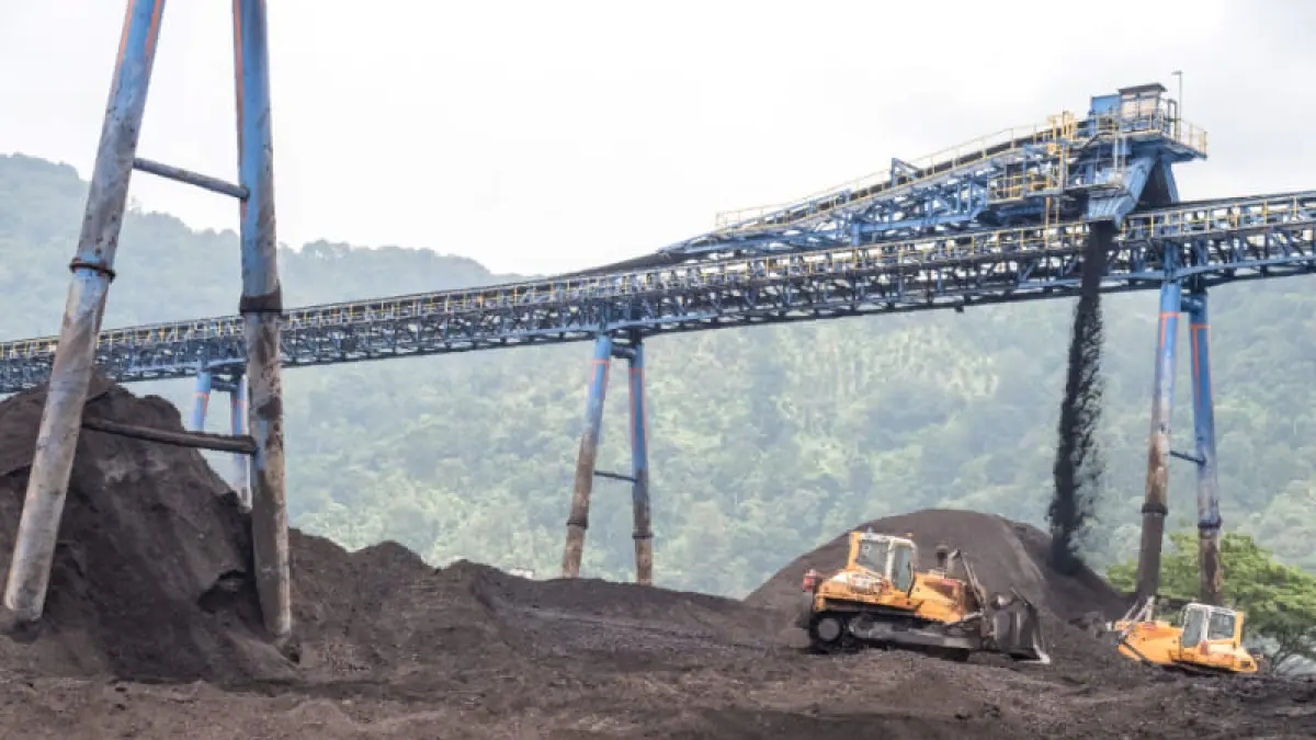 Aktivitas operasional di area pertambangan PT Bukit Asam Tbk (PTBA). Pada tahun 2025, Perseroan berhasil mencatatkan kenaikan volume produksi sebesar 9% hingga mencapai 47,2 juta ton.(Foto: Corcom PTBA)