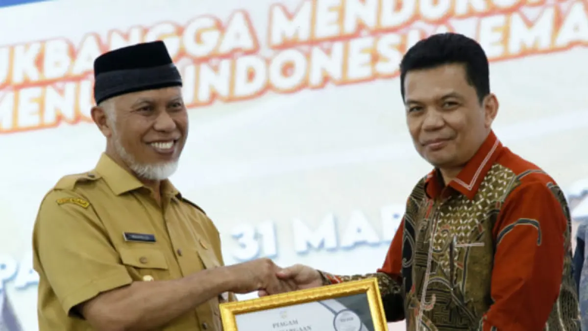 Gubernur Sumbar Mahyeldi menyerahkan piagam penghargaan Silver BKKBN kepada Wakil Rektor UNP Deski Beri di Padang.(Foto: Humas UNP)