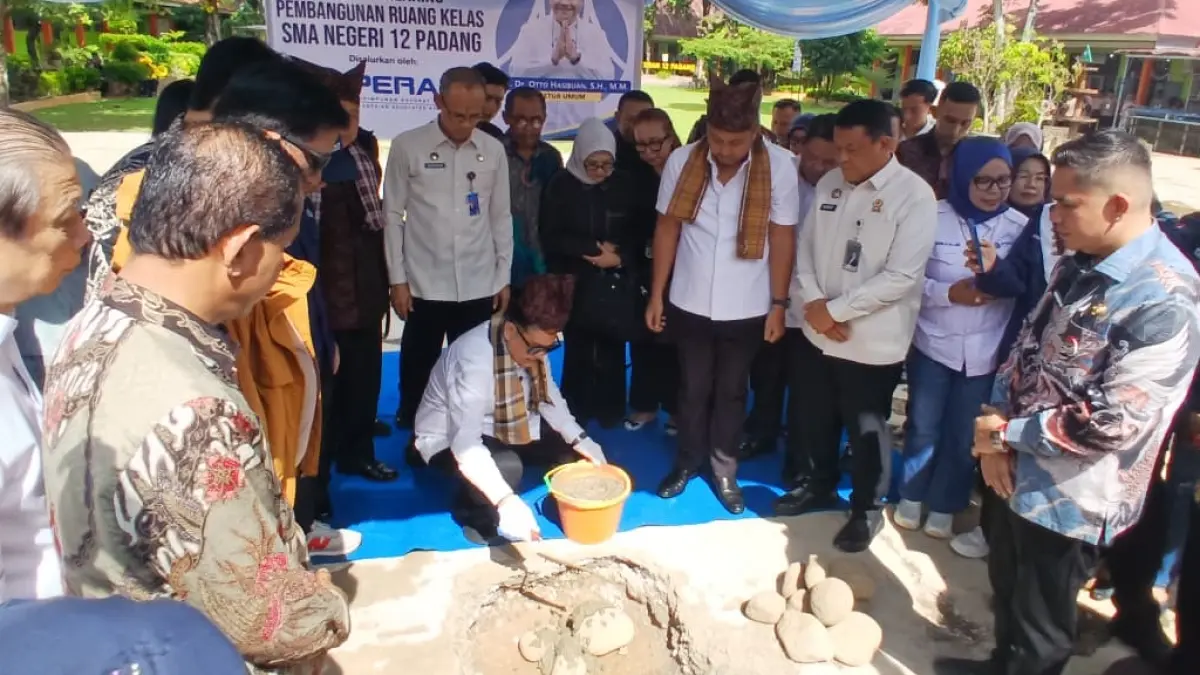 Ketua Umum DPN Peradi, Otto Hasibuan, melakukan peletakan batu pertama pembangunan ruang kelas di SMAN 12 Padang, di Kecamatan Nanggalo, Kamis (2/4/2026).