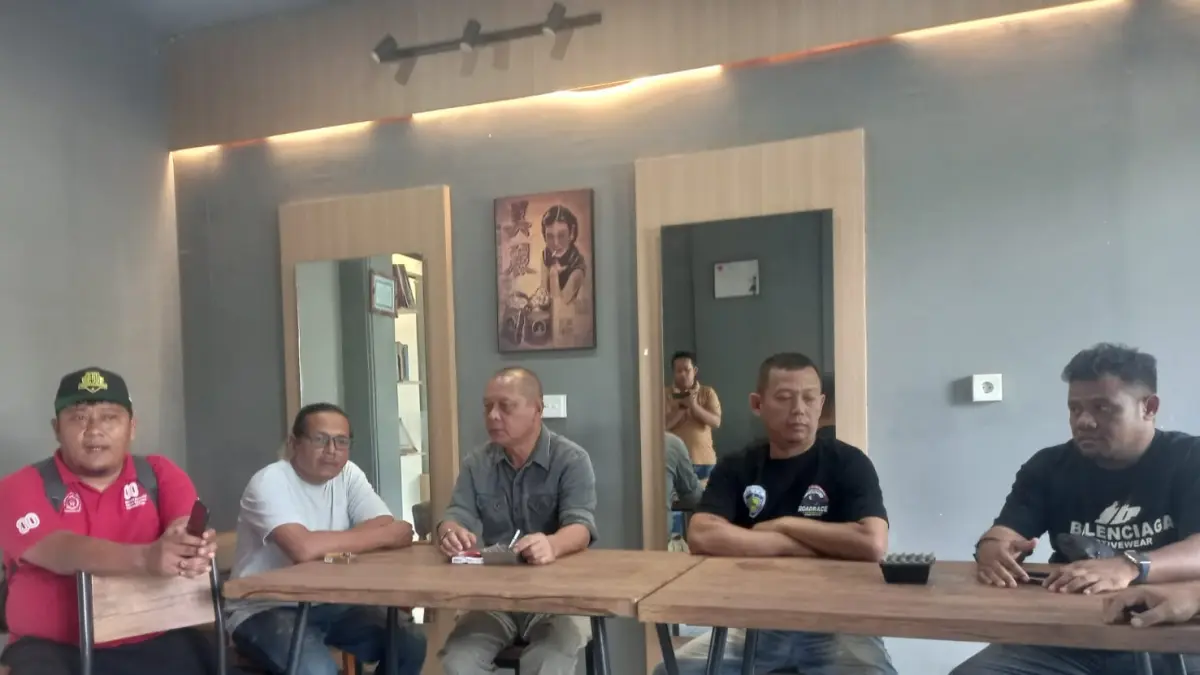 Perwakilan klub IMI Sumbar, Edi Septe (tiga kiri), menyampaikan keterangan kepada wartawan saat jumpa pers terkait polemik Musprovlub IMI Sumbar, menyoroti verifikasi peserta dan aspirasi klub yang belum terakomodir.