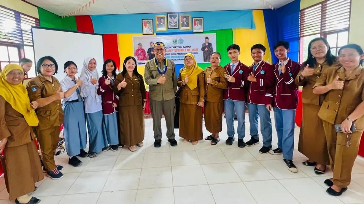 Sekdaprov Sumbar Arry Yuswandi usai berdialog dengan jajaran SMK Negeri 1 Kepulauan Mentawai, Rabu (1/4/2026).