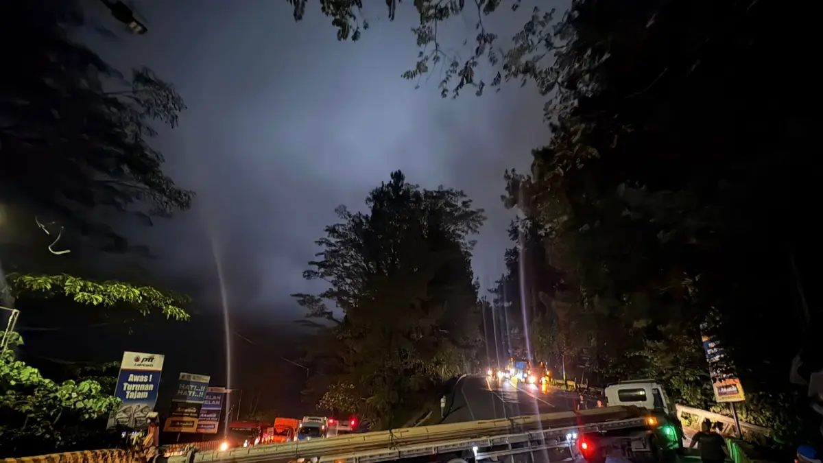 Truk rusak di tikungan Panorama I Sitinjaulauik hambat arus lalin Padang-Solok, Kamis malam (2/4/2026).