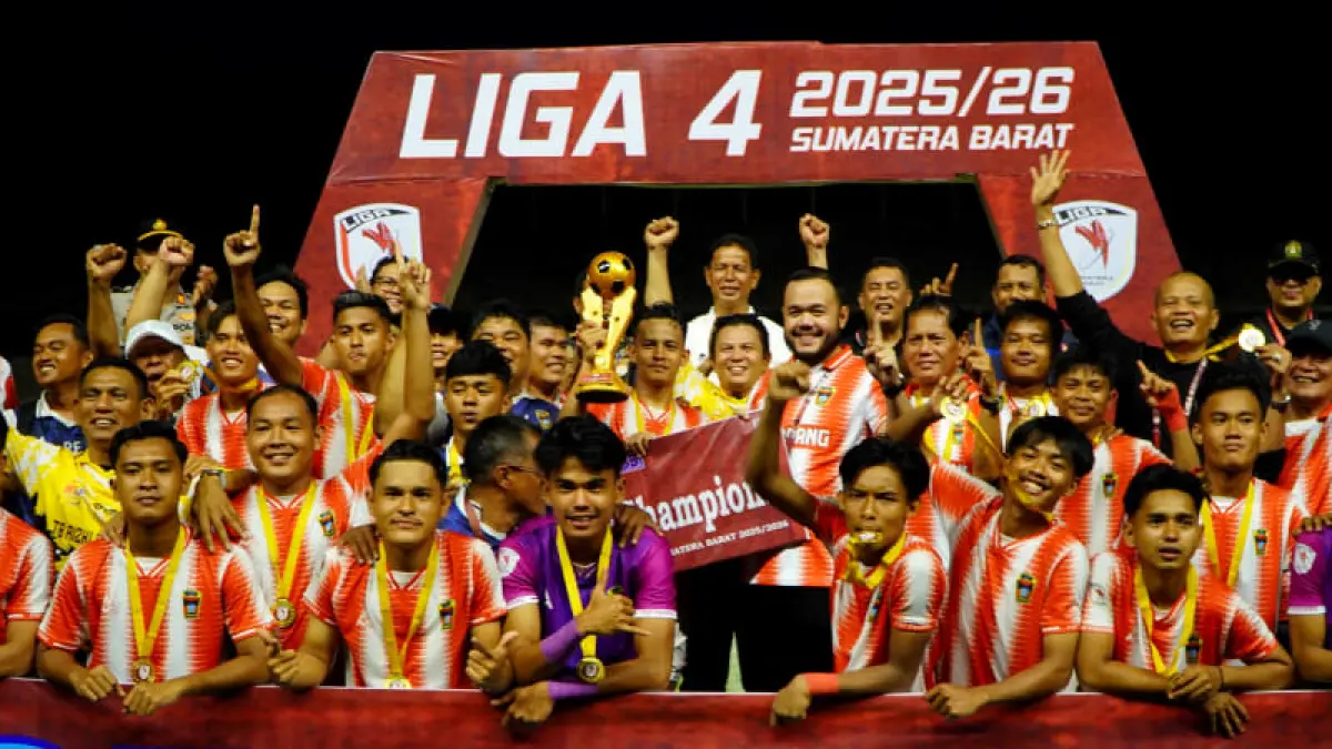 Wali Kota Padang, Fadly Amran bersama pemain dan ofisial PSP Padang selebrasi bersama trofi juara Liga 4 Sumatera Barat 2026 di Stadion Utama Sumatera Barat, Kamis (2/4/2026).(Foto: Prokopim)