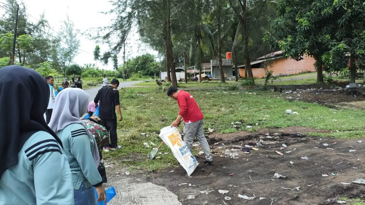 ASN Pasaman Barat bersihkan pantai usai Lebaran 2026. Sampah di kawasan wisata Pohon Seribu dan Muaro Sasak diangkut melalui gotong royong lintas instansi.