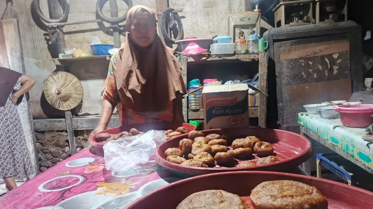 Limpiang khas Minangkabau tetap bertahan. Rosni produksi sejak 1991, pesanan bisa capai 1.000 buah dengan harga mulai Rp1.000 per buah. (Bayu Permana/Padeks)
