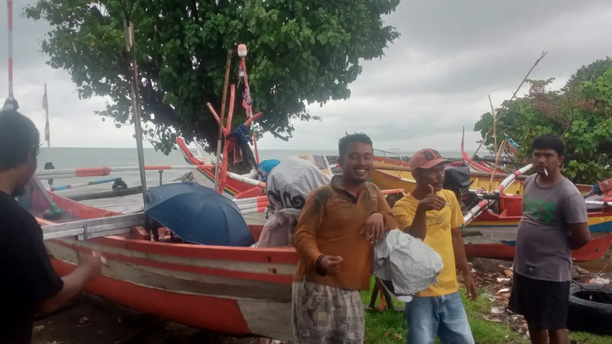 Nelayan Pantai Purus Padang tertekan akibat cuaca buruk dan terang bulan. Hasil tangkapan turun hingga 35 persen, pendapatan ikut merosot, Jumat (3/4/2026). (Irfan R Rusli/Padeks)