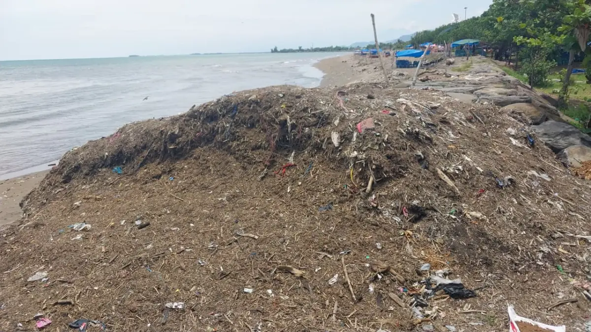 Pantai Muaro Lasak Padang dipenuhi sampah sisa galodo, Jumat (3/4/2026), kunjungan wisatawan Lebaran menurun. Warga keluhkan pembersihan belum tuntas. (Mengki Kurniawan/Padeks)