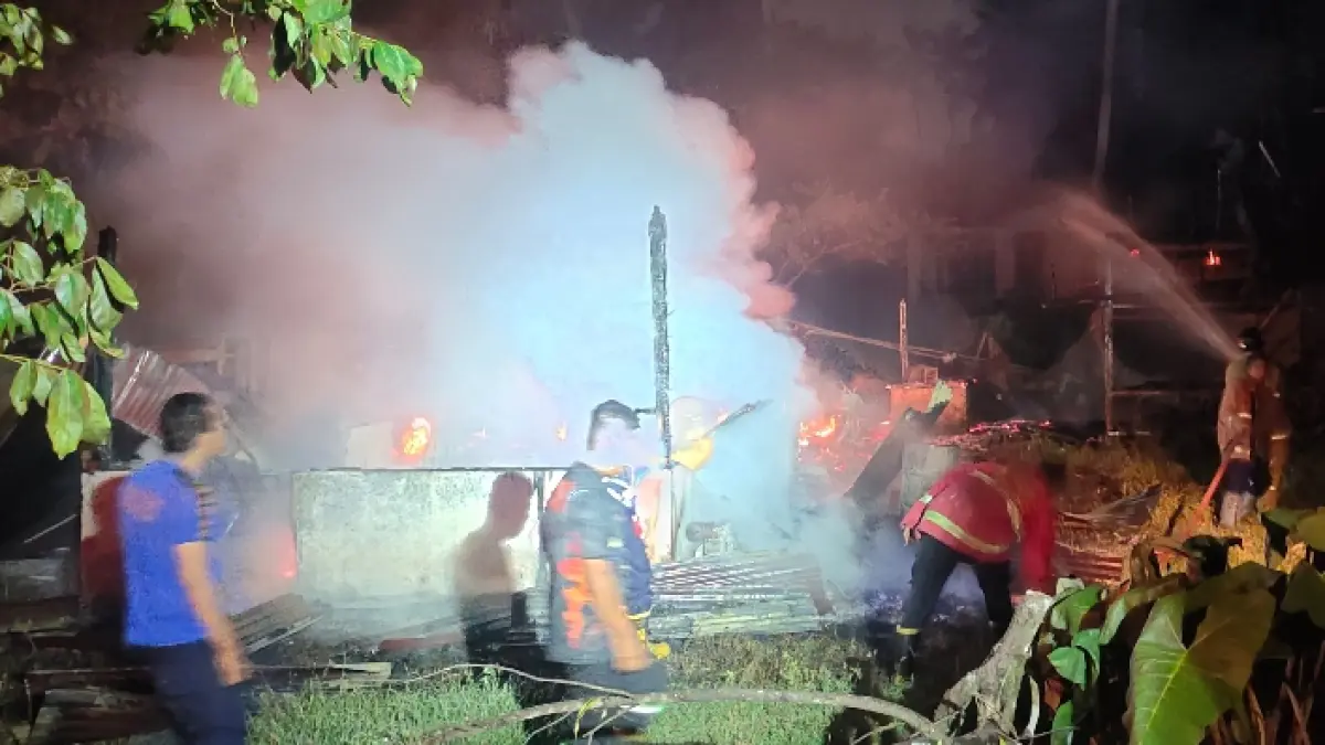 Rumah milik ibu rumah tangga (IRT) di Padangpariaman hangus terbakar. Kerugian akibat kebakaran ditaksir mencapai Rp100 juta, penyebab masih dalam penyelidikan.