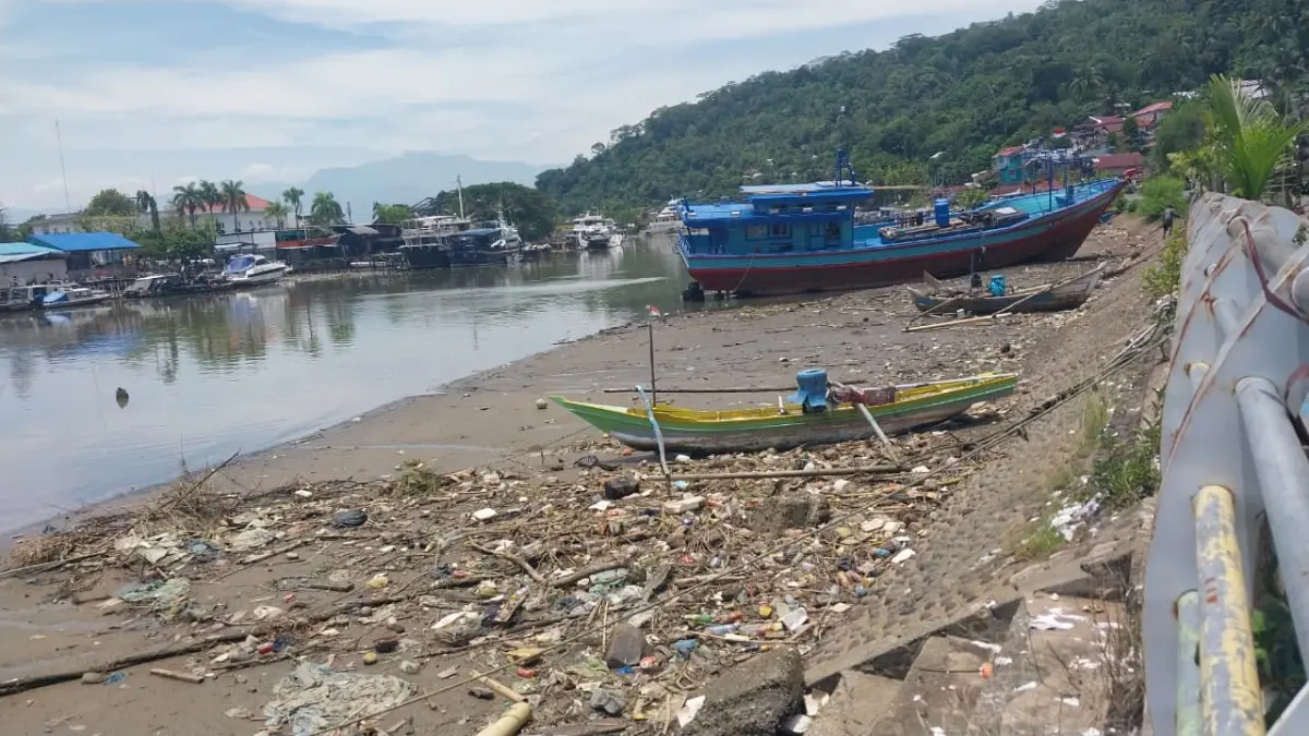 Sungai Batang Arau Padang surut, tumpukan sampah menggunung dan kapal kandas. Kondisi ini memicu bau menyengat dan sorotan wisatawan asing, Jumat (3/4/2026). (Foto: Mengki Kurniawan/Padeks)