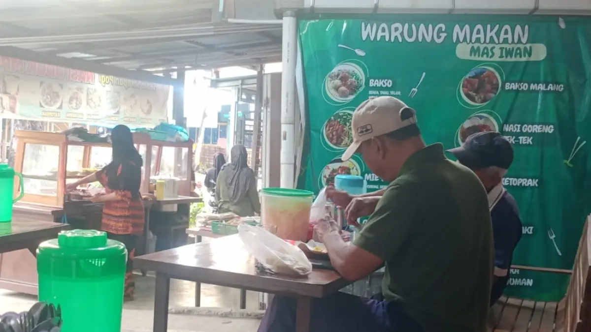 Usaha nasi uduk milik Emi (49) di kawasan Lubuk Minturun, Kota Padang, berkembang pesat setelah dirintis dari lapak kecil hingga kini menempati ruko. 