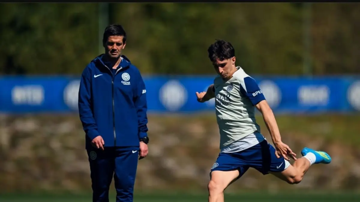 Cristian Chivu memimpin sesi latihan skuad dalam persiapan tim menghadapi agenda pertandingan melawan Roma di San Siro.(Foto: inter.it)