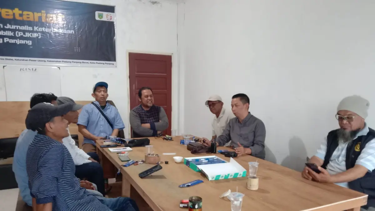 Menjelang peringatan 100 tahun Gempa Padangpanjang 1926, sejumlah wartawan menggelar bincang lepas membahas isu kebencanaan di Kota Padangpanjang, Jumat (3/4/2026). (DOKUMENTASI PRIBADI)