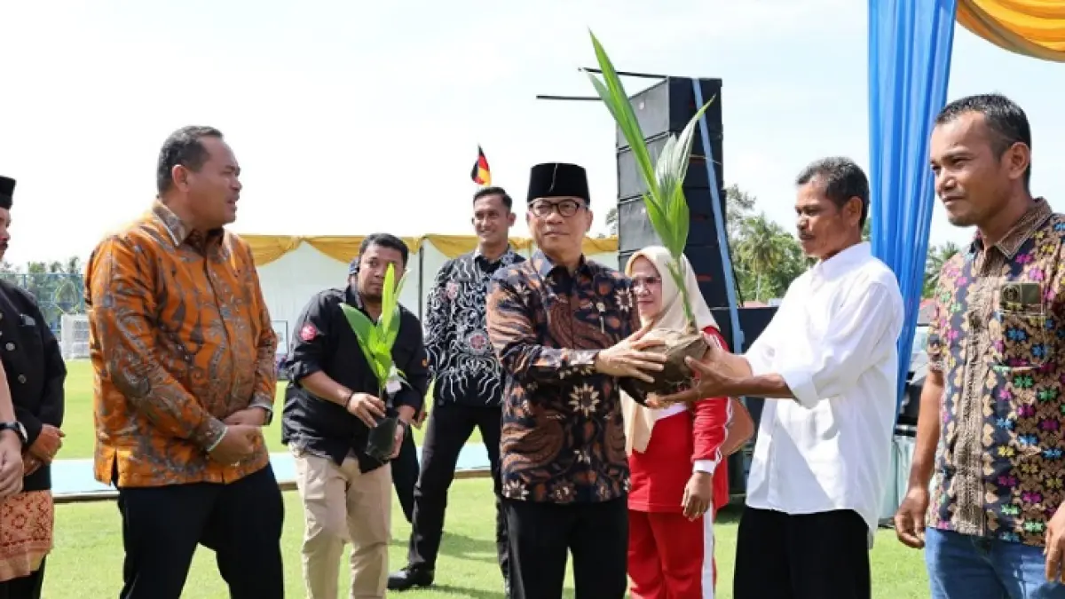 Menteri Desa dan Pembangunan Daerah Tertinggal (Mendes PDT) RI Yandri Susanto menyerahkan bantuan pertanian di Desa Cubadak Air Utara, Kecamatan Pariaman Utara, Kota Pariaman, Sabtu (4/4/2026).