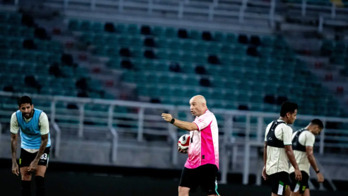 Pelatih Persebaya Surabaya, Bernardo Tavares memimpin latihan tim jelang laga melawan Persita Tangerang di pekan ke-26 BRI Super League 2025/2026.(Foto: persebaya.id)
