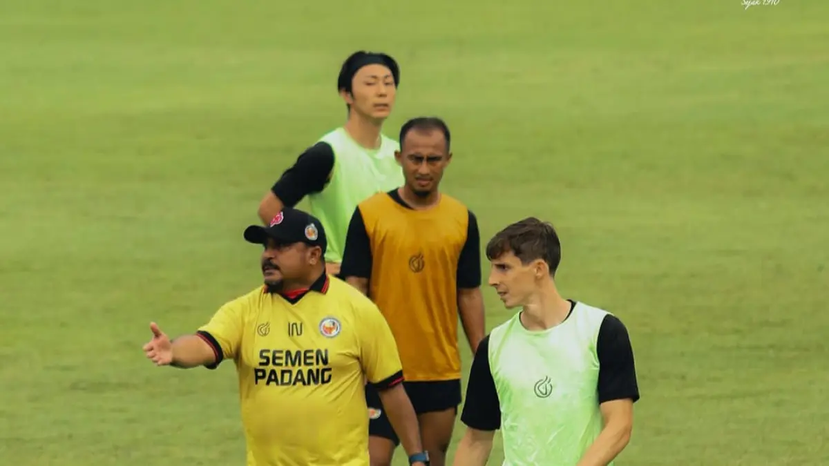 Pelatih Semen Padang FC, Imran Nahumarury saat memberikan instruksi kepada para pemain. (INSTAGRAM SEMEN PADANG FC)
