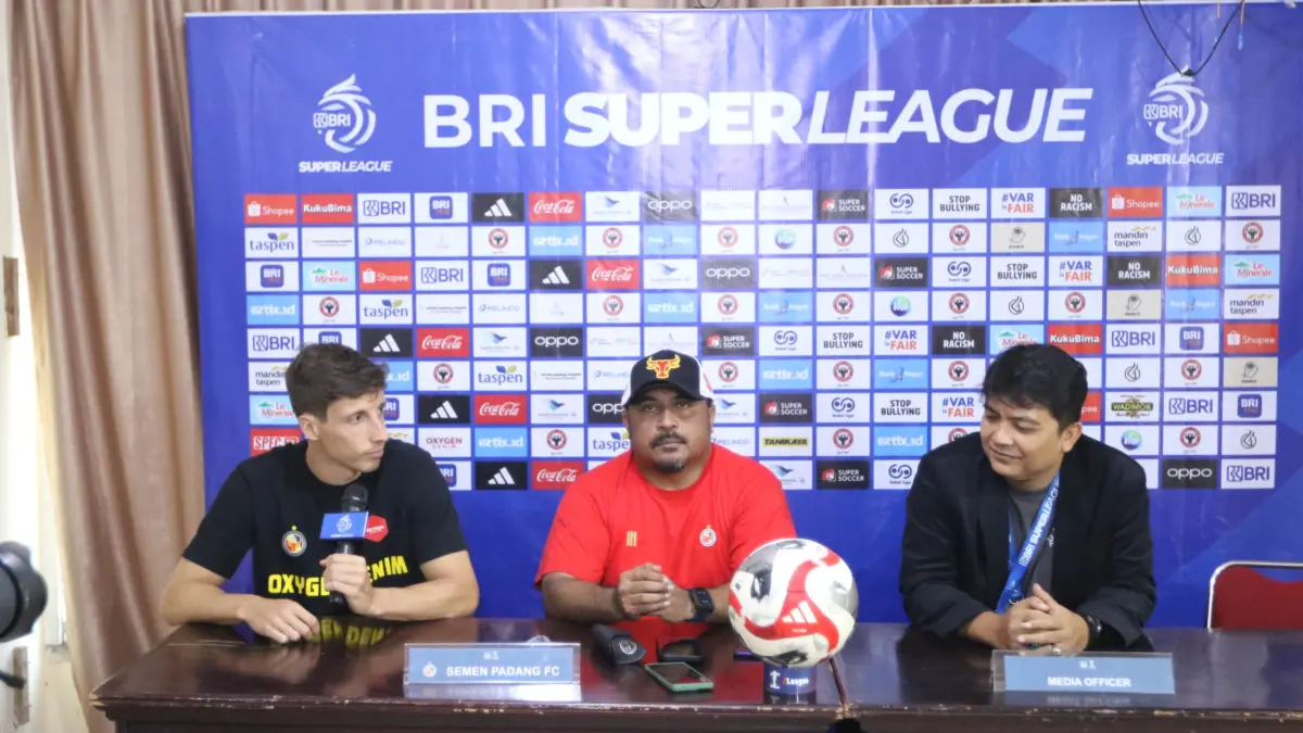 Pelatih Semen Padang FC, Imran Nahumarury (tengah) saat memberikan keterangan jelang pertandingan lawan Persib Bandung, Sabtu (4/4/2026). (MEDIA OFFICIAL SEMEN PADANG FC)
