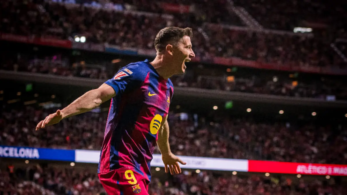 Robert Lewandowski merayakan gol penentu Barcelona ke gawang Atletico Madrid di Stadion Metropolitano, Madrid, 5 April 2026. Gol menit ke-87 ini membawa tim Catalan menang 2-1 sekaligus memperkuat posisi puncak klasemen La Liga 2026. (Foto: X @FCBarcelona)
