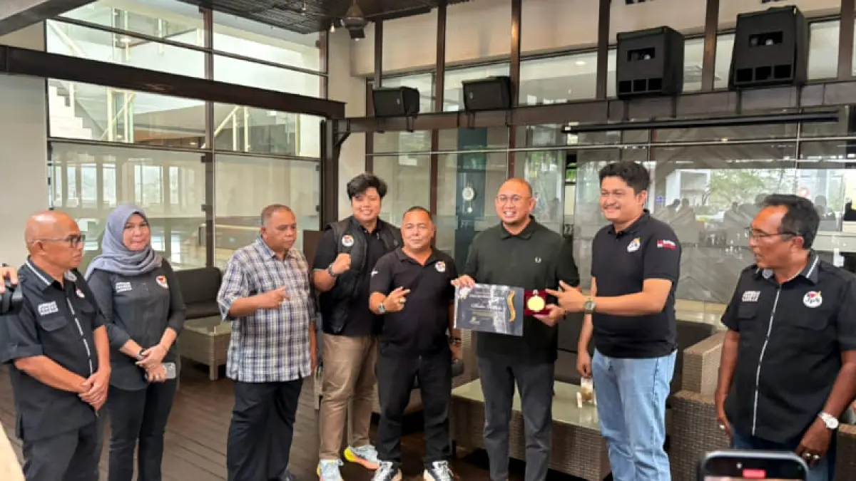 Andre Rosiade menerima Medal of Honor Bakti untuk Negeri dari JPS di Padang. Penghargaan diberikan atas peran aktif sejak masa tanggap darurat hingga pemulihan pascabencana Sumbar.(Foto: JPS)