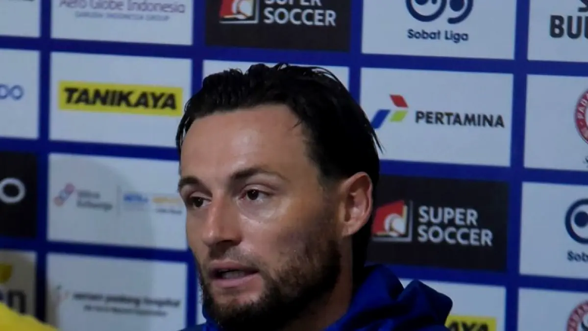 Gelandang Persib Bandung, Marc Klok, saat sesi konferensi pers jelang laga kontra Semen Padang di Stadion Haji Agus Salim, Minggu (5/4/2026). (Foto: Ileague)
