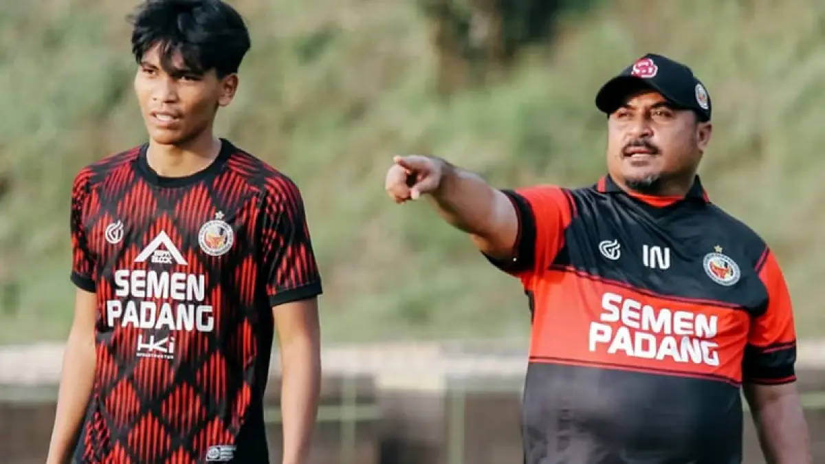 Pelatih Semen Padang FC, Imran Nahumarury, memimpin sesi latihan tim jelang menghadapi Persib Bandung pada pekan ke-26 BRI Super League 2025/26 di Stadion Haji Agus Salim, Padang, Minggu (5/4). (Foto: Ileague)