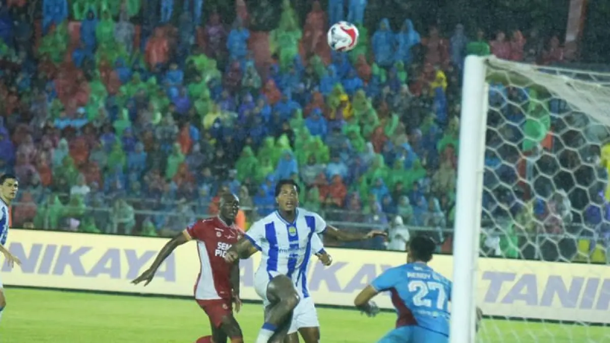 Persib Bandung menang 2-0 atas Semen Padang di Stadion Haji Agus Salim, Minggu (5/4/2026) malam. Dua gol dicetak Ramon “Tanque” De Andrade Souza. (Foto: Persib)