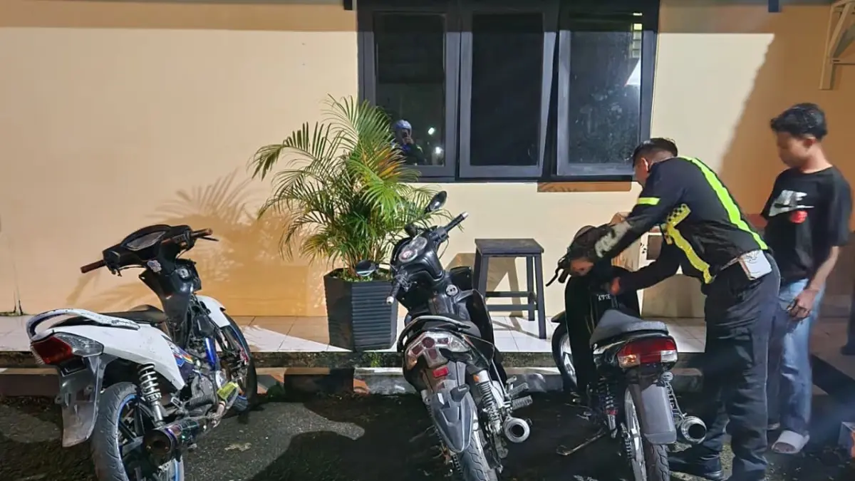 Personel Satlantas Polres Padangpanjang melaksanakan giat patroli dan penindakan pelanggaran knalpot brong, Sabtu malam hingga Minggu dini hari (4-5/4/2026). (Satlantas Polres Padangpanjang)