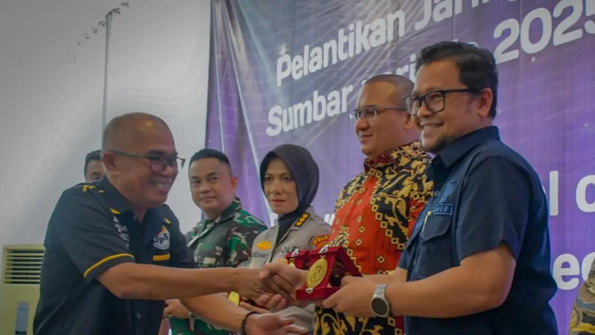 Sekretaris Perusahaan PT Semen Padang, Win Bernardino, hadir untuk menerima penghargaan Medal of Honor.