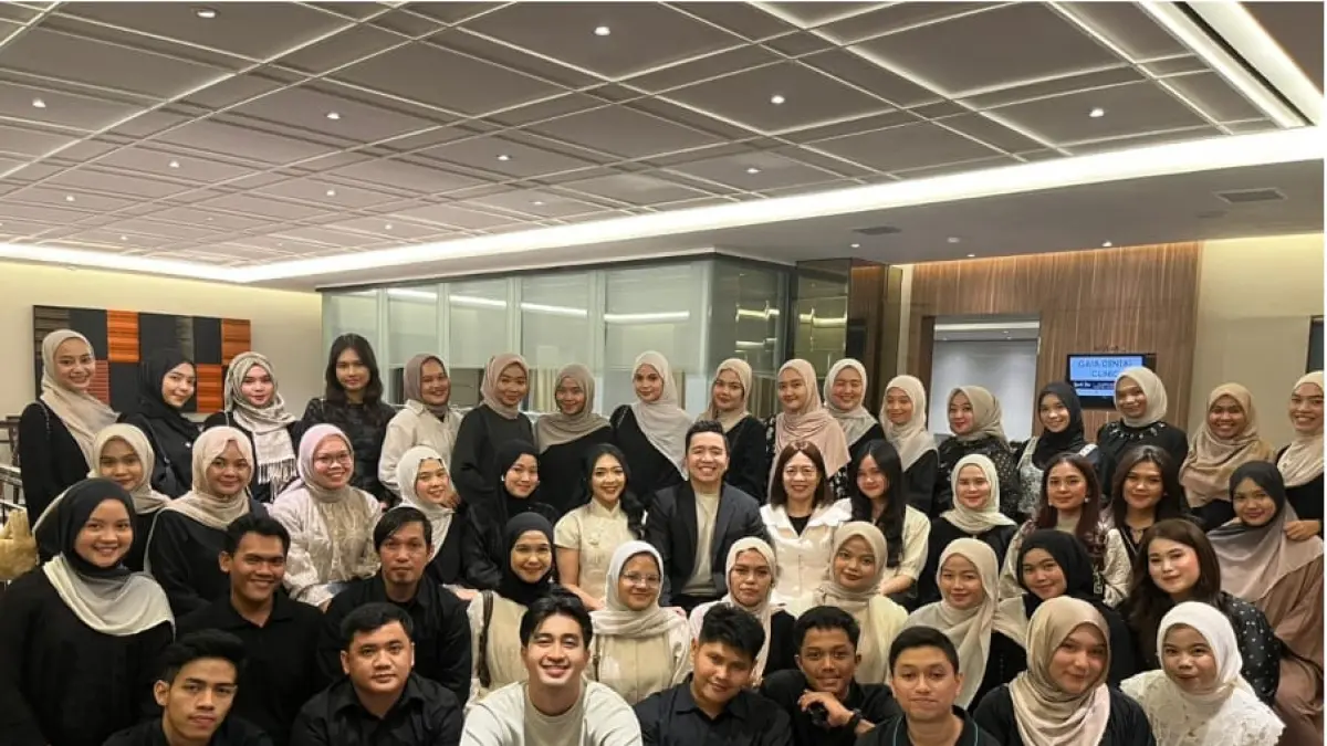 Seluruh karyawan GAIA Dental Clinic dari cabang Pekanbaru Riau dan Pekanbaru Arifin Ahmad berfoto bersama dalam kegiatan buka puasa bersama di Padang, 11 Maret 2026.(Foto: Humas)
