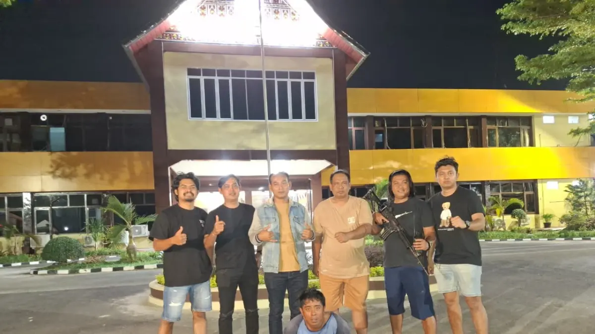 Tim Klewang Polresta Padang tangkap pelaku pembunuhan di tempat hiburan malam Damarus Karaoke, Sabtu malam (4/4/2026). (Satreskrim Polresta Padang)