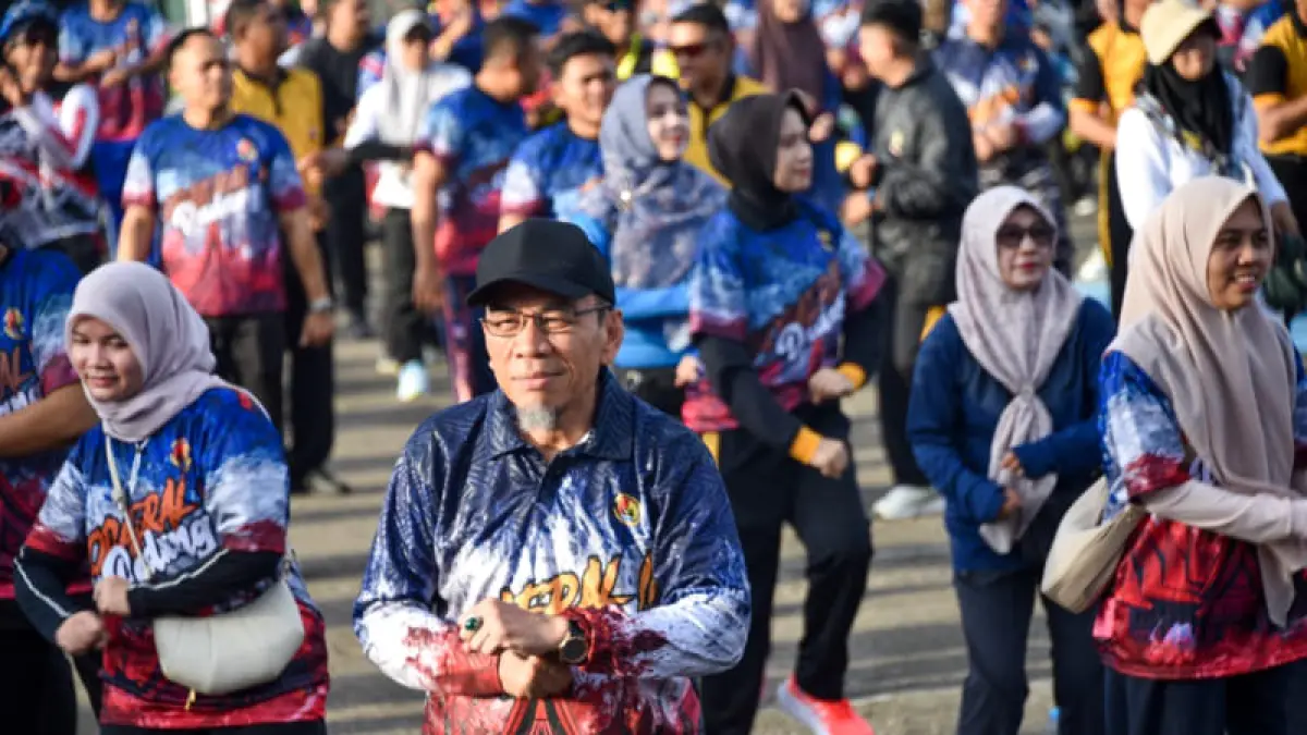Wakil Wali Kota Padang, Maigus Nasir (tengah), saat mengikuti kegiatan Fun Walk dan Fun Bike dalam rangkaian acara "Pulang Basamo" di Mako Kodaeral II Teluk Bayur, Padang, Minggu (5/4/2026). (Foto: Prokopim)