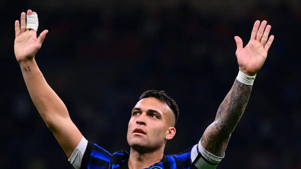Kapten Inter Milan, Lautaro Martinez, melakukan selebrasi khasnya setelah mencetak gol ke gawang AS Roma di San Siro, Senin (6/4/2026) dini hari WIB. (Foto: X @inter)