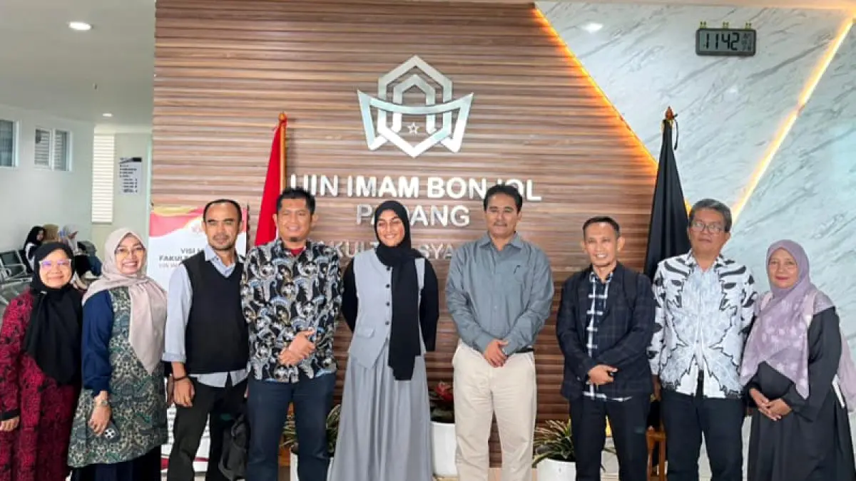 Navara Syed (tengah), narasumber dari Amerika Serikat bersama para dosen usai kegiatan International Visiting Lecturer Fakultas Syariah UIN Imam Bonjol Padang, Kampus III Sungai Bangek, Kamis (5/3/2026).(Foto: Humas)