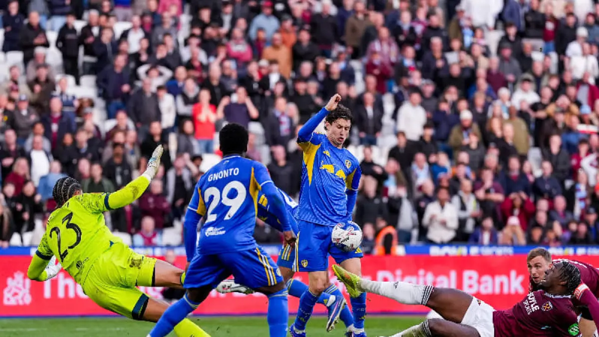 Pertandingan sengit West Ham vs Leeds United di perempat final FA Cup 2026 yang berakhir adu penalti di London Stadium, Minggu (5/4/2026). (Foto: X @LUFC)